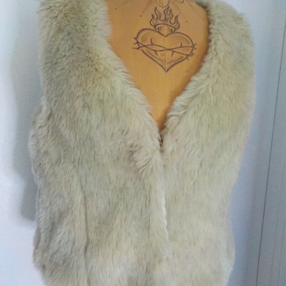 hazel Faux Soft Fur Vest - Picture 4 of 10